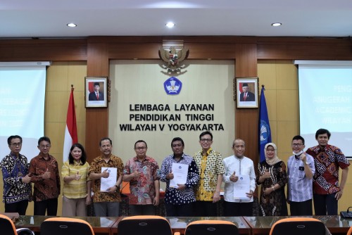 Prof. Riyanto, Ph.D. Menerima Sertifikat Nominasi Anugerah Dosen sebagai Academic Leader Tingkat LLDikti Wilayah V