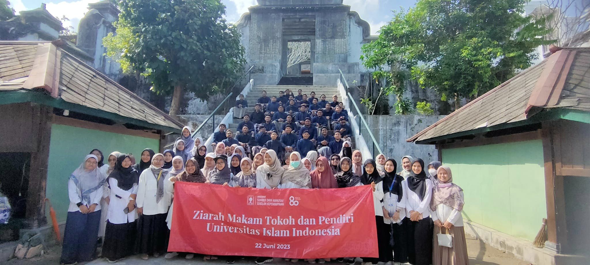 Meneladani Jasa Tokoh Pendiri UII Melalui Kegiatan Ziarah