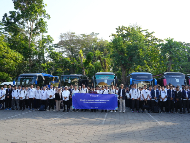 Ziarah Pendiri dan Tokoh Universitas Islam Indonesia pada Milad UII ke-81