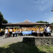 Foto bersama di depan aula The Allabun, Kaliurang