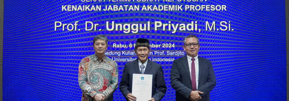 Sesi Foto Penyerahan SK Kenaikan Jabatan Akademik Profesor pada Prof Dr Unggul Priyadi M.Si