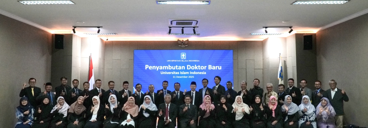 33 Dosen UII yang baru lulus pendidikan doktor tahun 2025 berfoto bersama pimpinan universitas.