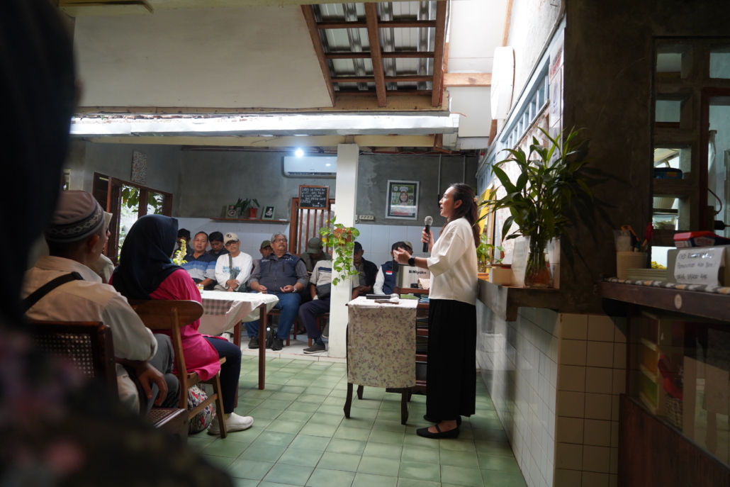 Vinna Puspa Dewi memaparkan strategi Bisnis Kuliner Hidden Gem kepada Purna Tugas UII