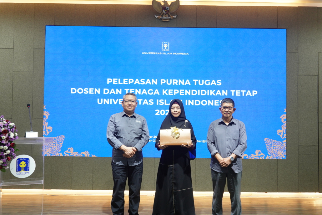 Penyerahan Tanda Penghormatan dari Universitas Islam Indonesia