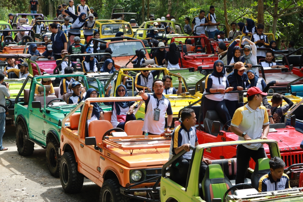 Peserta mengikuti jeep tour pada Outbound Rektorat UII 2025 di sekitar Puncak Becici