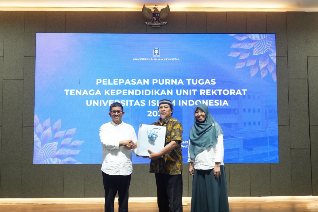 Penyerahan Apresiasi dari Universitas