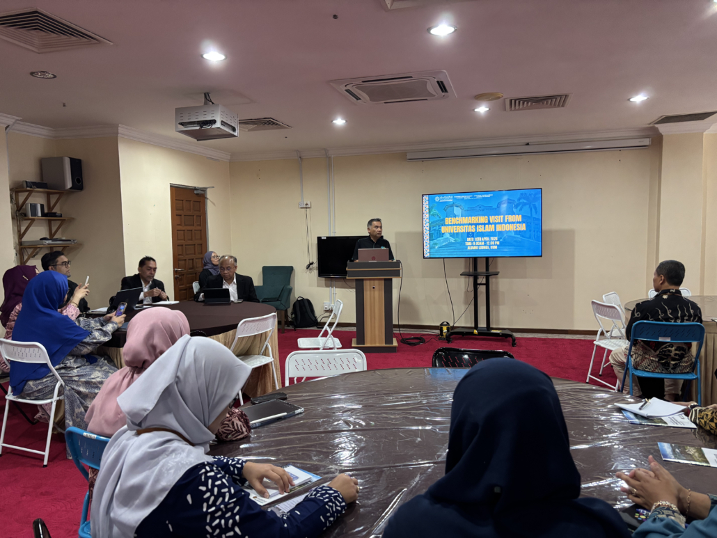 Presentasi Rektor IIUM pada Pejabat UII.